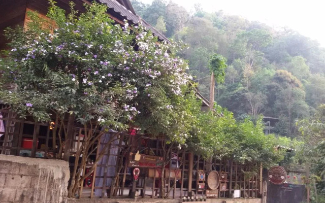 清迈湄康蓬胡安伯格哈格酒店(Maekampong Huean Bog Hug Chiangmai)