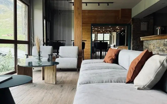 Alpeen Hotel