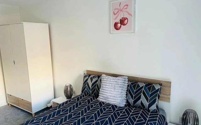 Sleeps 3 - Garden and Parking - Near Old Trafford