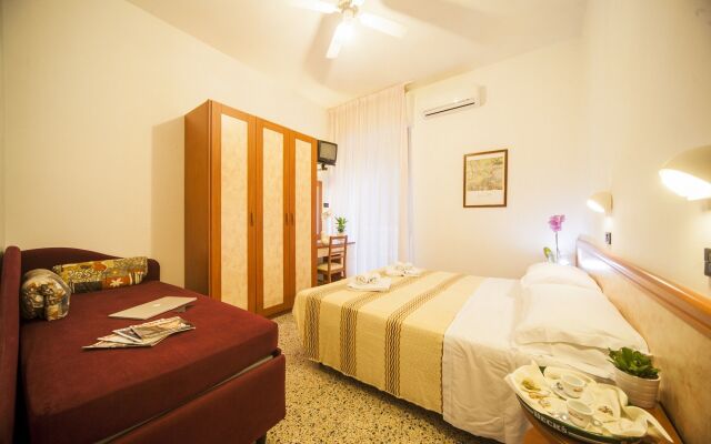 Hotel Lily Римини комната для гостей