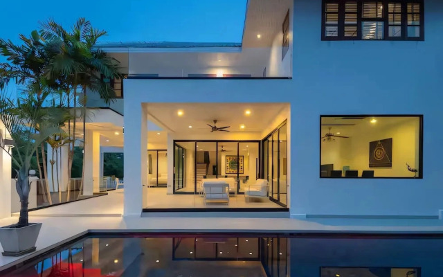 Grand Hill Mansion