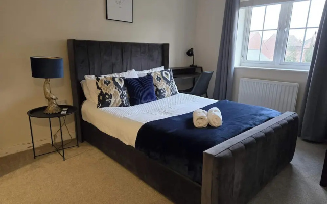 House - Sleeps 6 & Parking