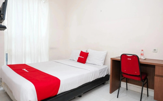 RedDoorz near UNESA Citraland Surabaya
