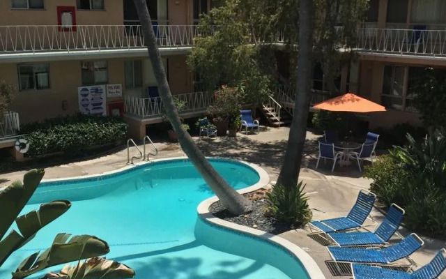 Cal Mar Hotel Suites