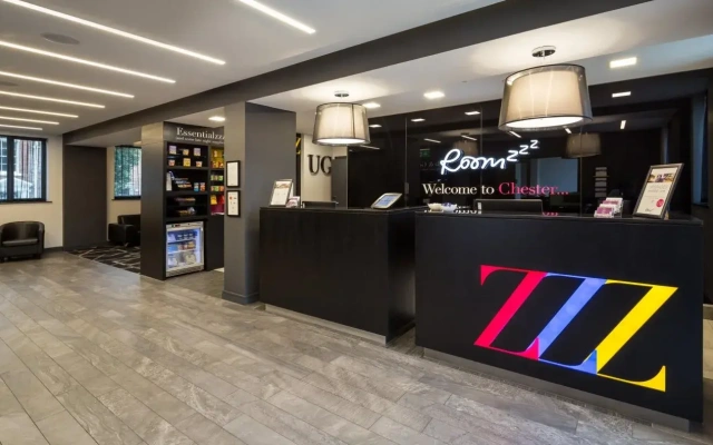 Апарт-отель Roomzzz Chester City