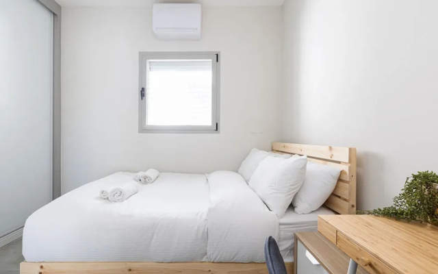 MAMAD - Chic Urban Getaway with Balcony & Mamad by Sea N Rent