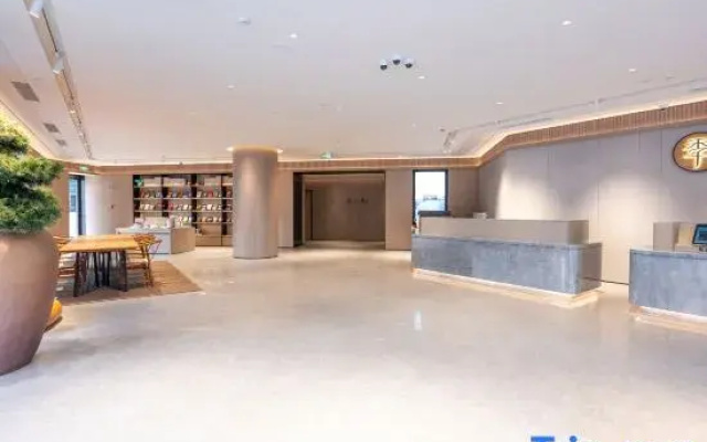 JI Hotel (Shanghai Xizangbei Road Subway Station)