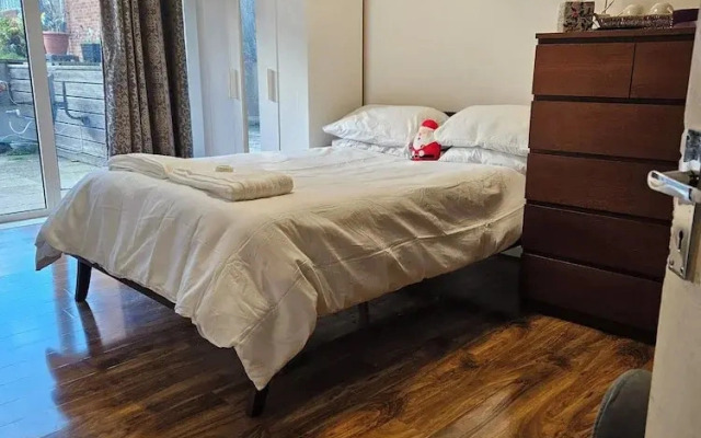 Room-spacious Retreat With Private Balco