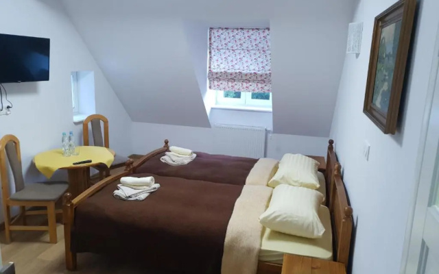 Dwór nad jeziorem w Bieniaszach