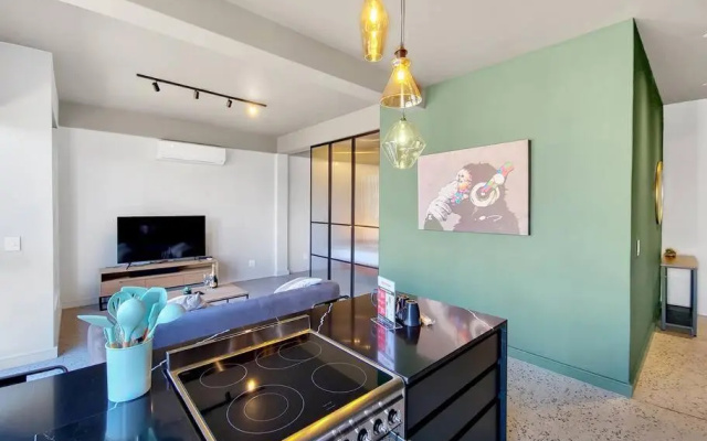 Stylish Studio Apartment with Rooftop Pool!