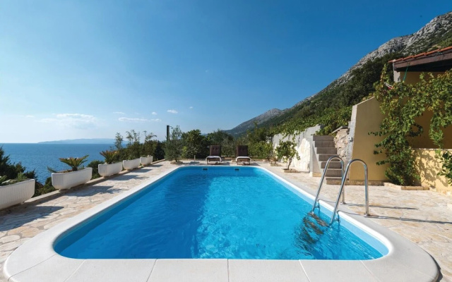 Stunning Home in Dingac With Wifi and 2 Bedrooms