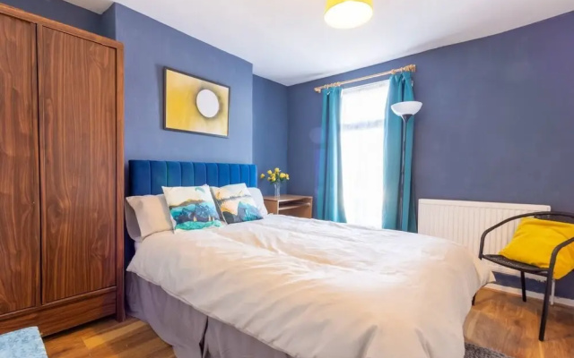 Authentic London - Four Bedroom Victorian House