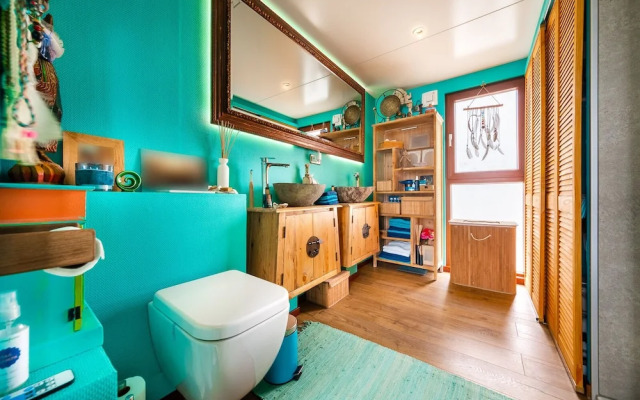 Houseboat - Sleeps 2 & Free Parking