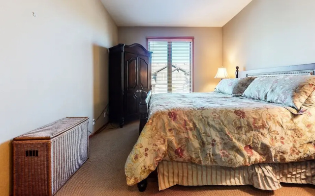 Snowcreek V 774 Gorgeous Mountain Views with Private Garage, Washer Dryer and Gas Grill by RedAwning