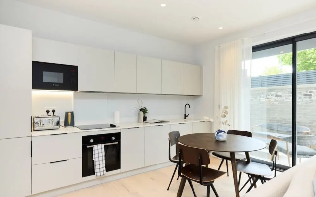 The Brondesbury Quarters - Modern 2bdr Flat With Balcony + Parking
