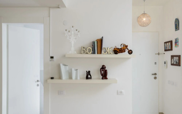 High Standard Seaside Apartment w/ Parking