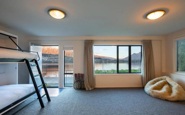 Lakefront Living - Exquisite Views - 4 Bedrooms