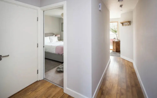 Shiny and Comfy stay with Underground links nearby!