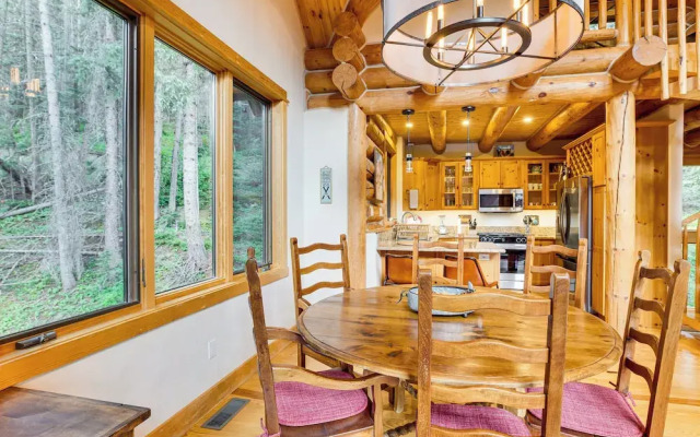 Stunning Views! Ski-in/out Mountain Village Cabin