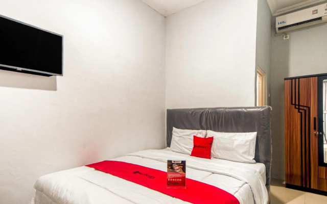 RedDoorz near Graha Cijantung Mall