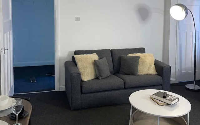 Apartment Sleeps 2 - Free Street Parking