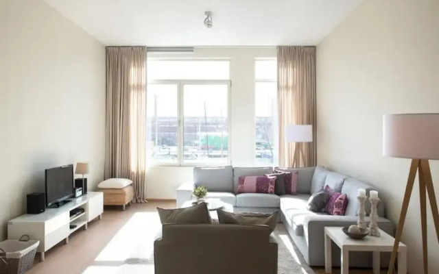 Modern Apartment Overlooking the Harbor