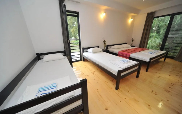 B&B Boatel Charlie