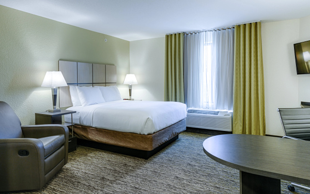 Candlewood Suites Lakeville I-35