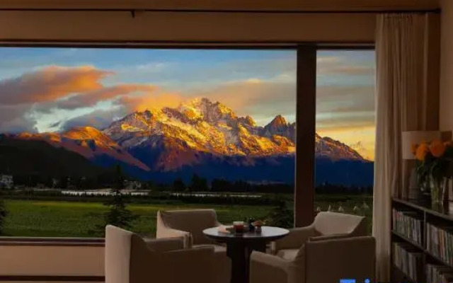 ShanJuanYun Panoramic Sunlit Yulong Snow Mountain Hotel
