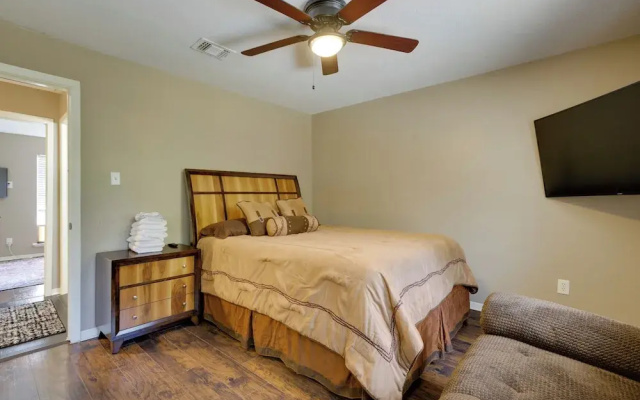Near Airport & Interstate: Houston Area Townhome