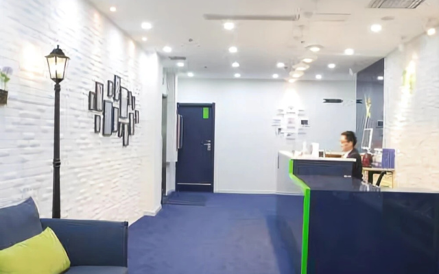 Huayi Hotel (Yantai Yuhuangding South Street)