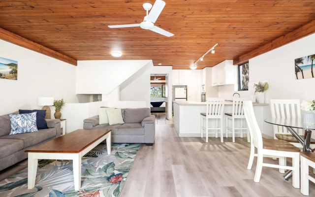 Tea Trees Apartment 6, Little Cove