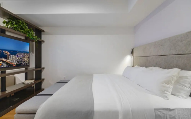 Studio with Panoramic City and Bay Views
