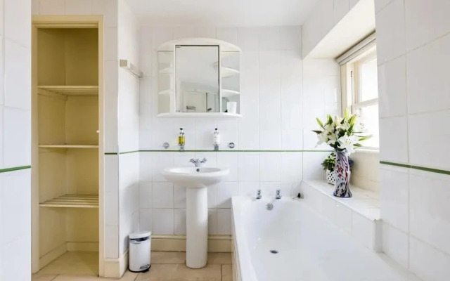 The Admirals Mansion - Central Bath