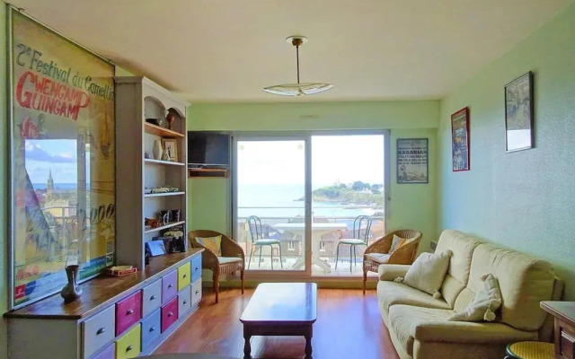Apartment in St Quay Near Seven Beaches