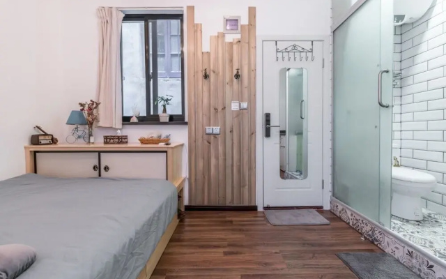 Living In Local Apartment Best Location-201
