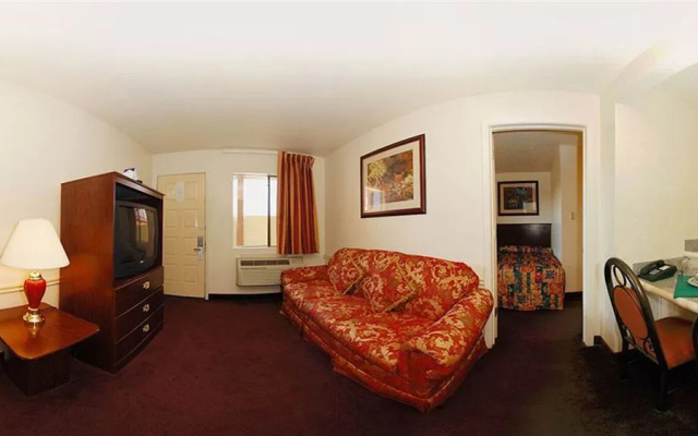 Town House Suites