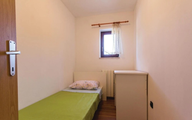 Nice Home in Liznjan With Wifi and 6 Bedrooms