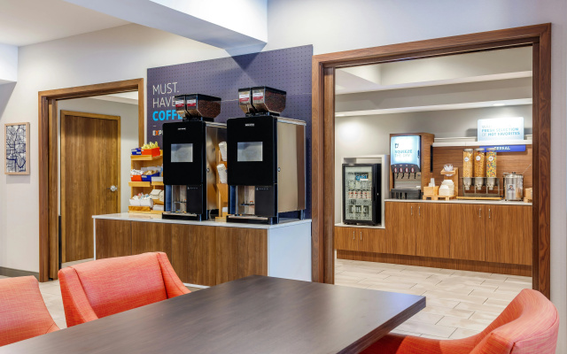 Holiday Inn Express & Suites Lancaster by IHG