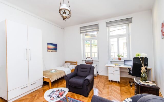 Bright and Sunny Apartment in The City Center! 0