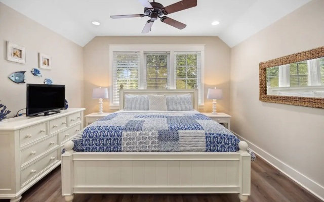 2465 Bungalo 4 Bedroom Home by RedAwning