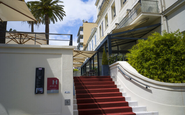 Отель Hôtel Le Canberra - Hôtels Ocre et Azur вид на фасад
