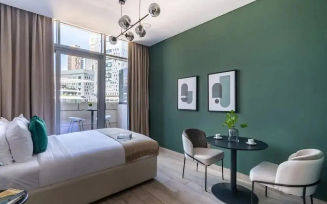 Silkhaus Modern Balcony Over Difc Studio Pool