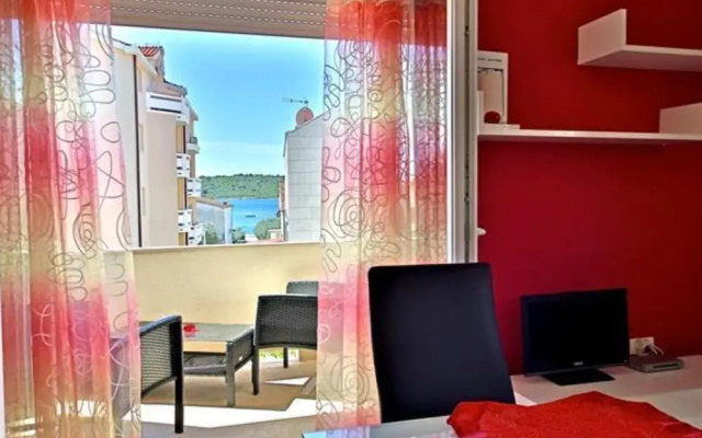 Charming 2-bed Apartment in Srima With sea View