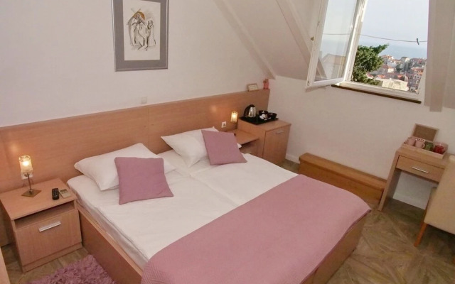 Apartments & Rooms Ivusic