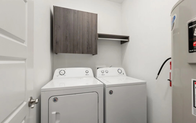 Modern Duplex with Fully Upgraded Amenities