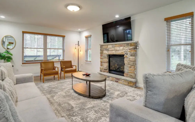Hot Tub + Lake Access: Spacious Tobyhanna Home