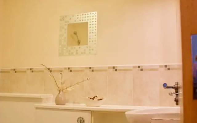 2 Bedroom Leith Apartment