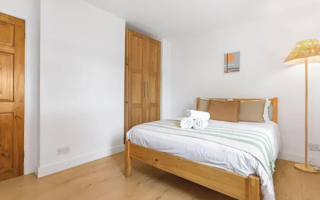 Spacious 3-bed House With car Park Near Heathrow