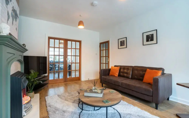 Large-2 Bed House-free Parking